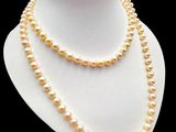 gros plan d'un collier de perles sur un mannequin