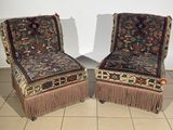 deux chaises ornées de franges, posées sur un sol carrelé