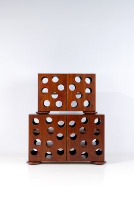 casier à vin en bois sur lequel sont posées six bouteilles de vin