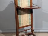 un support en bois surmonté d'une horloge