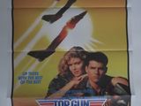 une affiche de cinéma pour « Top Gun », mettant en scène deux hommes et une femme