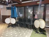 de nombreuses chaises et parasols dans une pièce dotée de nombreuses fenêtres