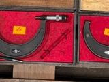 quatre types de bagages différents sur une palette en bois