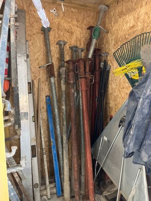 tout un tas d'outils qui traînent dans une remise