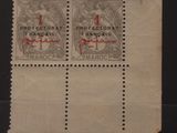 un gros plan sur deux timbres posés sur une feuille de papier