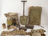 une image représentant un ensemble d'objets militaires posés sur une surface blanche