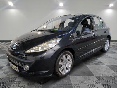 la photo d'une voiture noire garée dans un garage
