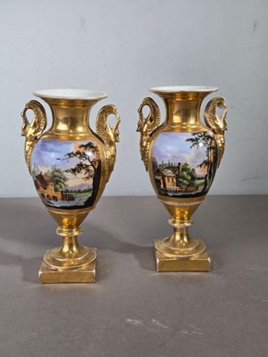 paire de vases anciens en or ornés de scènes peintes à la main