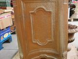une très vieille armoire en bois au milieu d'une pièce