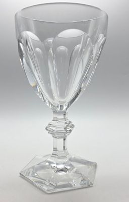 un verre posé sur une table