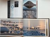 un livre ouvert sur une page où l'on voit la photo d'un avion sur la piste