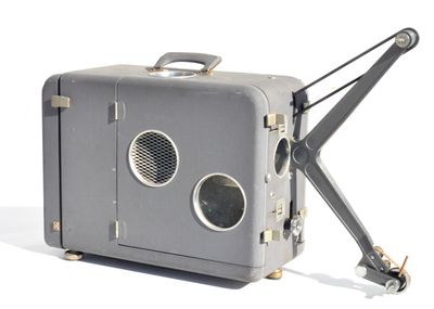 une radio à l'ancienne posée sur une table