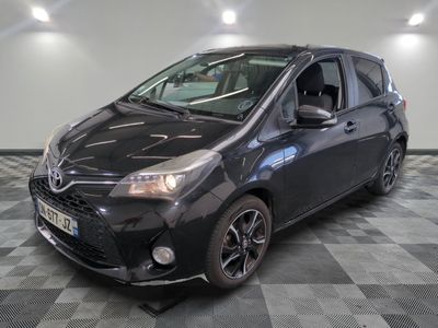 La Toyota Yaris est garée sur un sol à damier dans un garage.