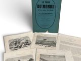 un vieux livre posé sur une table, à côté d'une pile de vieux livres