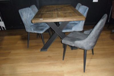 une table en bois entourée de chaises dans une pièce