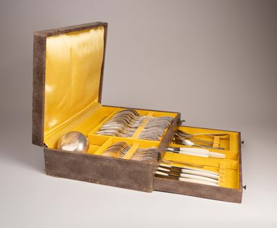 une boîte contenant de l'argenterie, posée sur une table