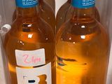 deux bouteilles d'alcool posées dans une boîte