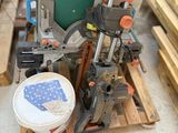 une photo d'une machine posée sur une palette