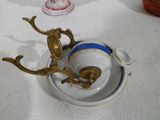 une tasse et une soucoupe avec un oiseau sur une table