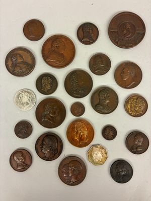 une table blanche sur laquelle sont disposées de nombreuses pièces de monnaie de toutes sortes