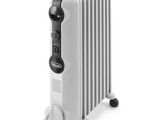 Le radiateur à huile repose sur une surface blanche.