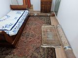 une chambre avec un lit et un tapis au sol