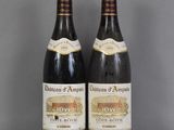 deux bouteilles de vin posées sur une table en verre