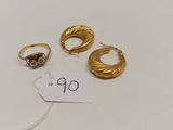 deux paires de boucles d'oreilles créoles en or et une paire de boucles d'oreilles