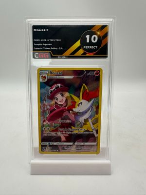 une carte dans une boîte transparente sur laquelle figure l'image d'un personnage de Pokémon