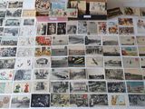 beaucoup de vieilles cartes postales par terre