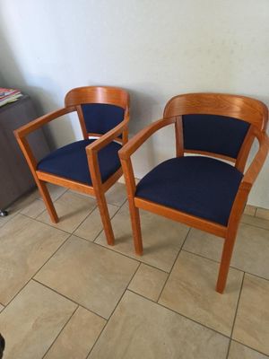 deux chaises assises l'une à côté de l'autre sur un sol carrelé