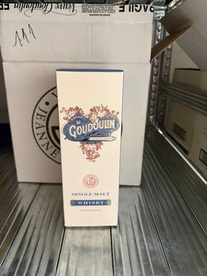 un carton de marchandises posé à l'arrière d'un camion
