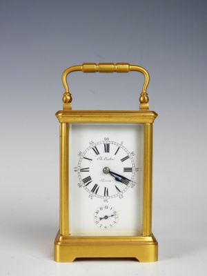 une image représentant une horloge dorée dont le cadran est orné de chiffres romains