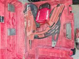 une mallette à outils rouge contenant des outils