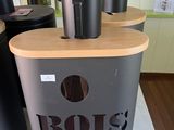 deux bacs posés sur une table