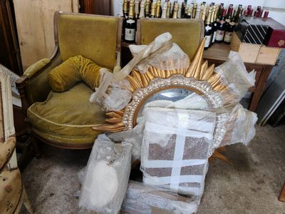 un grand nombre de meubles qui se trouvent dans une pièce