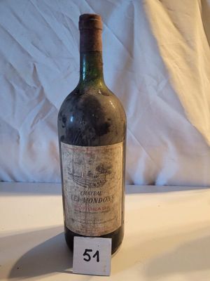 une bouteille de vin posée sur une table