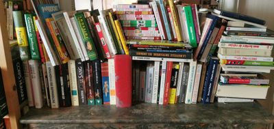 plusieurs livres empilés sur une étagère