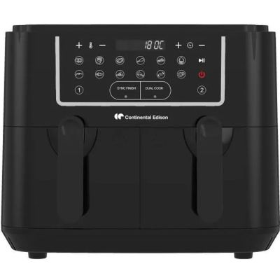 une friteuse noire posée sur une surface blanche