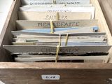 une boîte en bois contenant une pile de papiers