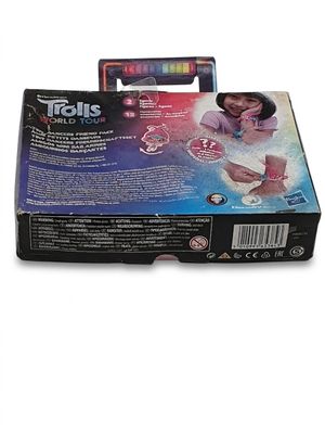 une boîte de jouets posée sur une surface blanche
