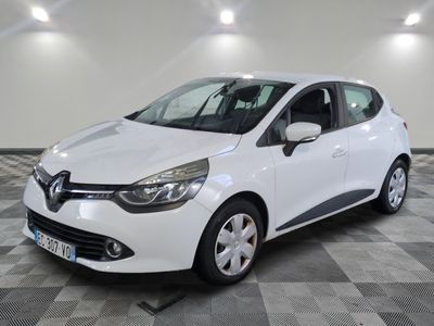 la voiture blanche est garée sur un carrelage à carreaux