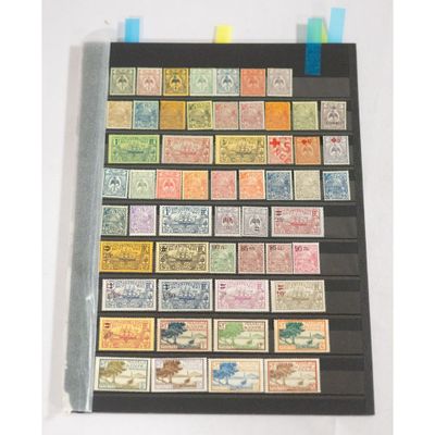 une image représentant une collection de timbres exposée