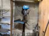une machine qui se trouve dans le coin d'une pièce