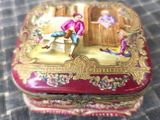 une boîte rouge sur laquelle figure l'image d'un homme et d'une femme