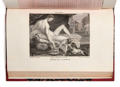 une photo d'une femme nue assise sur un lit avec un chien