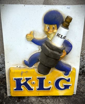une affiche représentant un homme tenant une bouteille de KLG