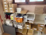 beaucoup de boîtes et de cartons sur les étagères de la pièce