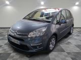 La Citroën grise est garée sur un sol à damier dans un garage.