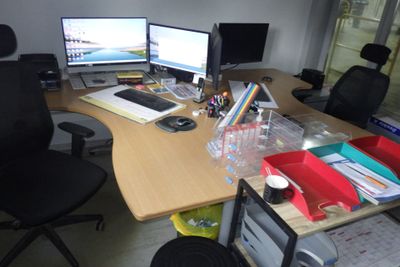 un bureau sur lequel sont posés deux écrans d'ordinateur et un clavier